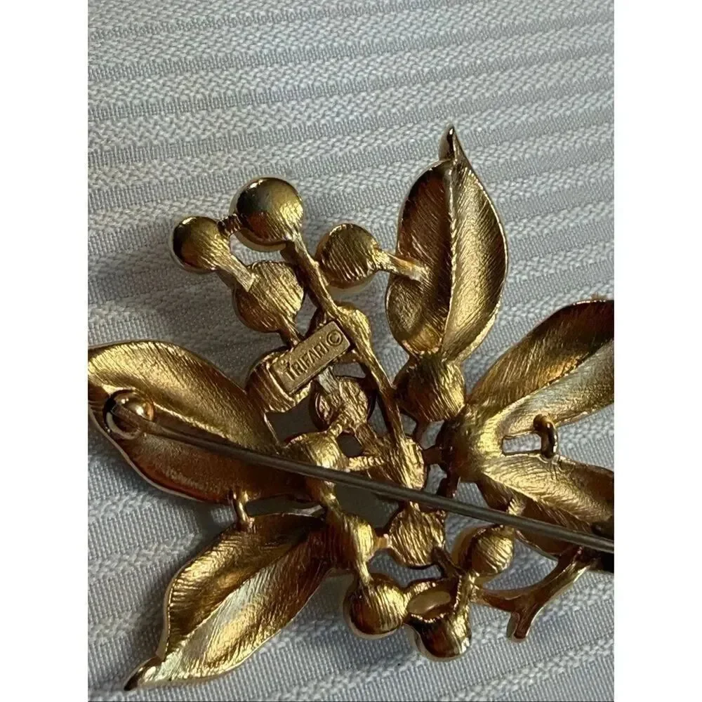 Vtg Signed Crown Trifari Faux Pearl Leaf Brooch/Pendant w/Gold Tone